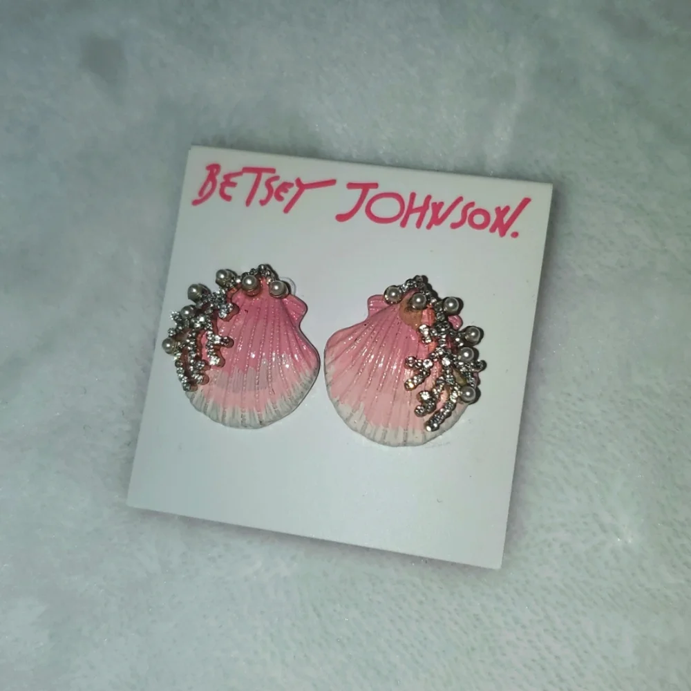 NWT Betsey Johnson Pink Seashell Earrings